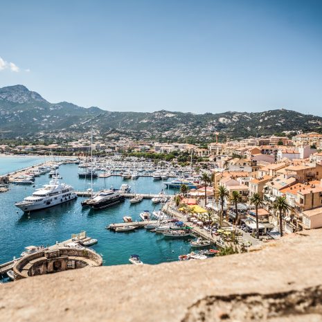 Calvi, Frankreich - August 17, 2013: Das Dorf und der Touristenhafen von Calvi, Korsika, an einem sonnigen Sommertag. Boote und Yachten sind bereit zum Salto am Dock.