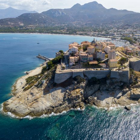 Luftaufnahme der Stadt Calvi, Korsika, Frankreich. Stadtmauern, Klippe mit Blick auf das Meer